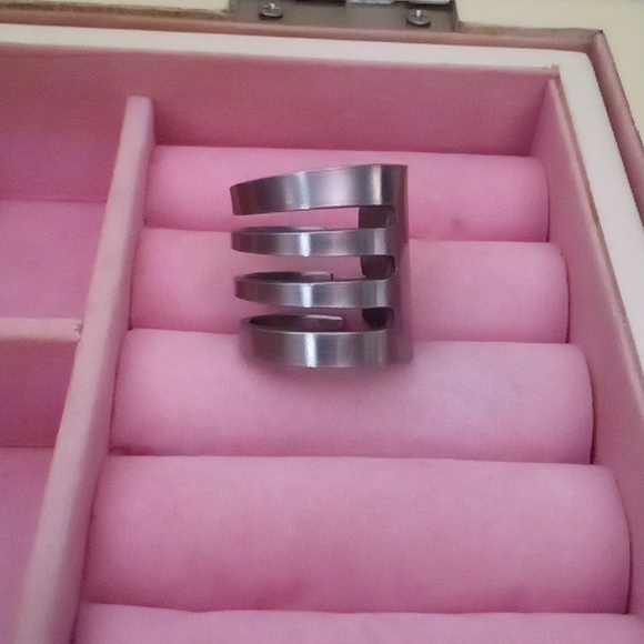 Ring - Picture 2 of 4